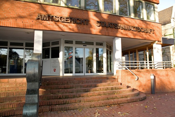 Foto vom Eingang der Justizbehörden Verden (gemeinsamer Eingang Amtsgericht, Landgericht und Staatsanwaltschaft Verden)