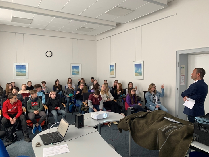 Foto zeigt Präsident des Landgerichts und teilnehmende Schülerinnen und Schüler