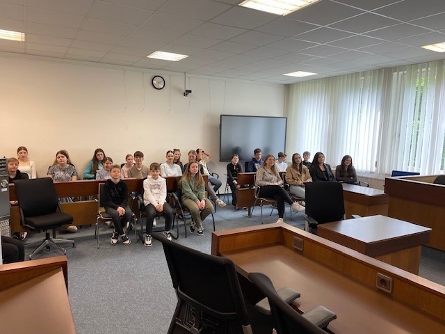Foto zeigt Schülerinnen und Schüler im Sitzungssaal.