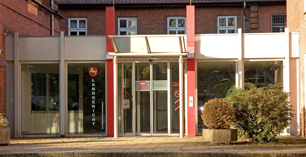 Foto vom Eingangsbereich des Landgerichts Verden mit der Besucherinformation, dass ein Zutritt zum Landgericht über den Eingang des Amtsgerichts Verden erfolgt.