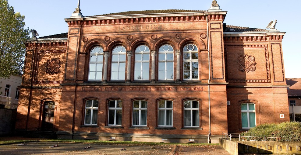 Foto der vorderen Gebäudeansicht vom Landgericht Verden